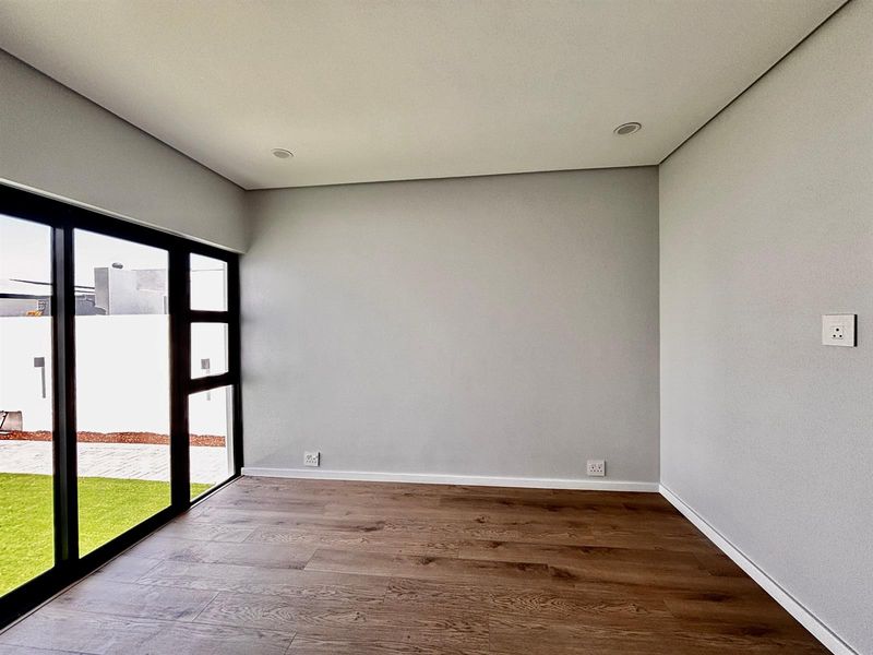 Luxury Home for sale in the ever popular Sandown in Bloubergstrand Cape Town - Photo 7