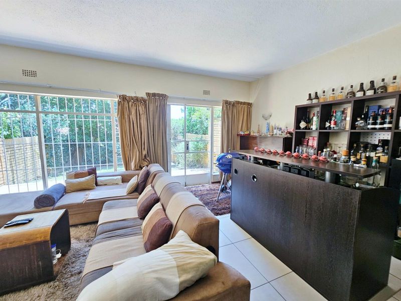 Spacious 3 Bedroom Duplex in a Secure Morningside Complex - Photo 9