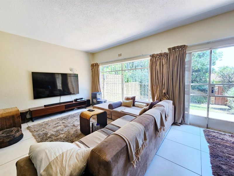 Spacious 3 Bedroom Duplex in a Secure Morningside Complex - Photo 10