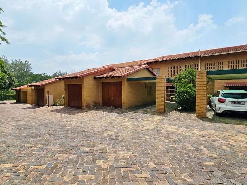 Spacious 3 Bedroom Duplex in a Secure Morningside Complex - Photo 4