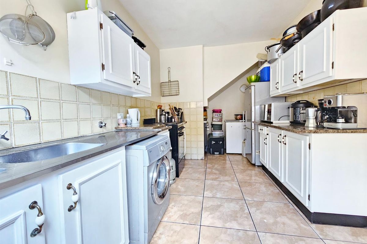 Spacious 3 Bedroom Duplex in a Secure Morningside Complex - Photo 5