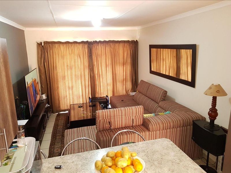 R700 000 - Apartment For Sale, Witfield, Boksburg - Photo 4