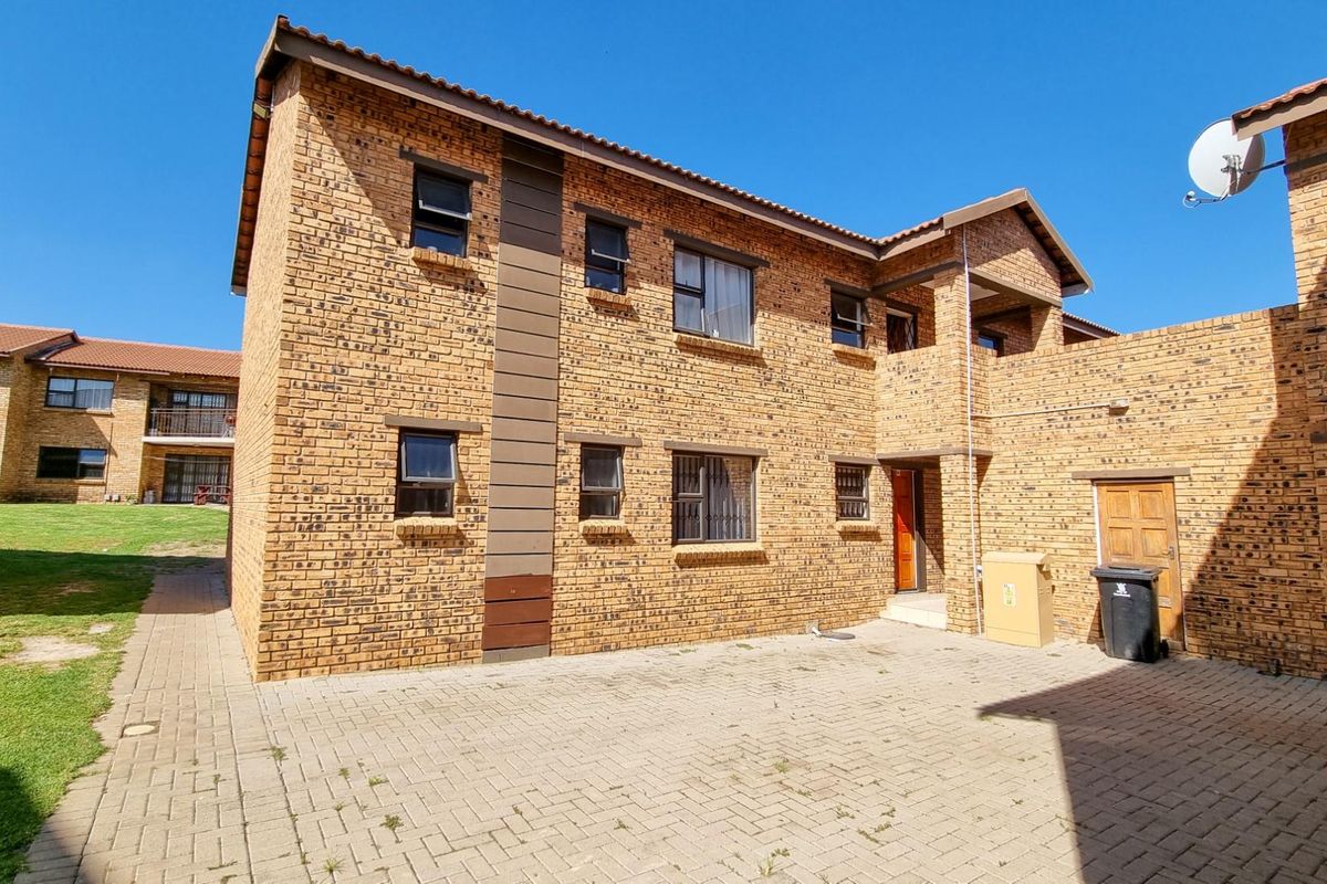 R700 000 - Apartment For Sale, Witfield, Boksburg - Photo 2