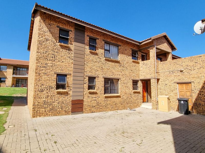 R700 000 - Apartment For Sale, Witfield, Boksburg - Photo 5