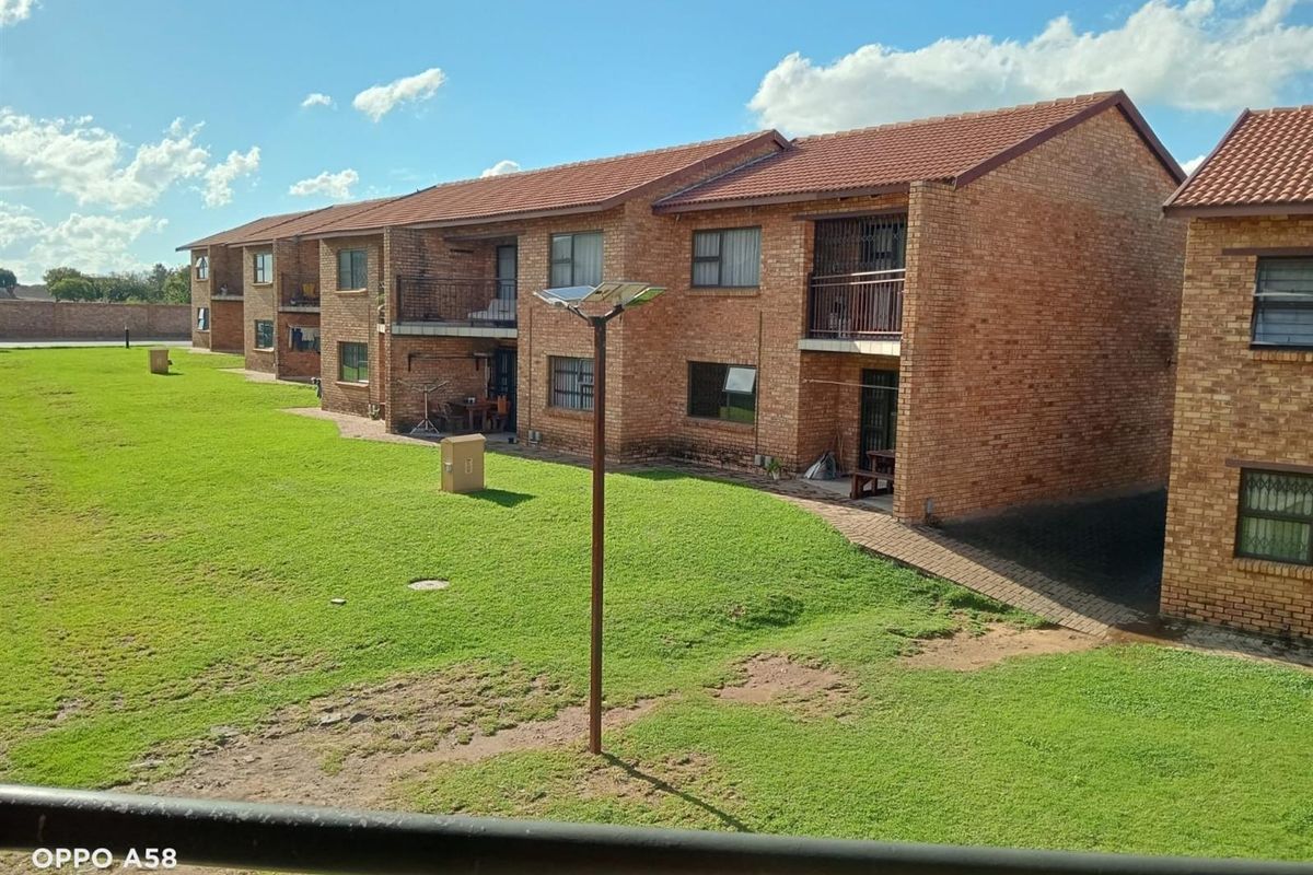 R700 000 - Apartment For Sale, Witfield, Boksburg - Photo 2