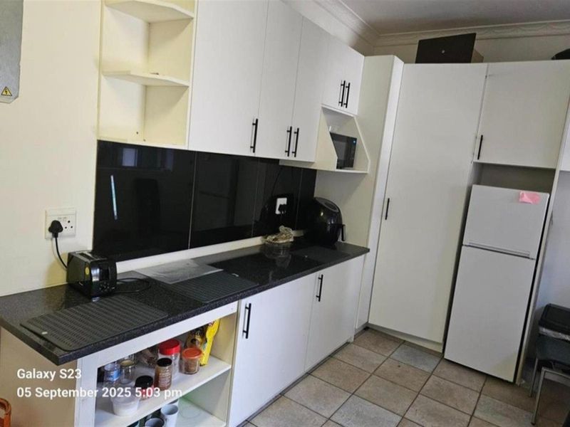 Room To Rent in ZONNEBLOEM, close to CPUT - UCT Groote Schure Hospital Cape Town CBD - Photo 8