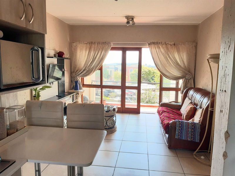 2 bed Apartment For Sale Douglasdale - Photo 5