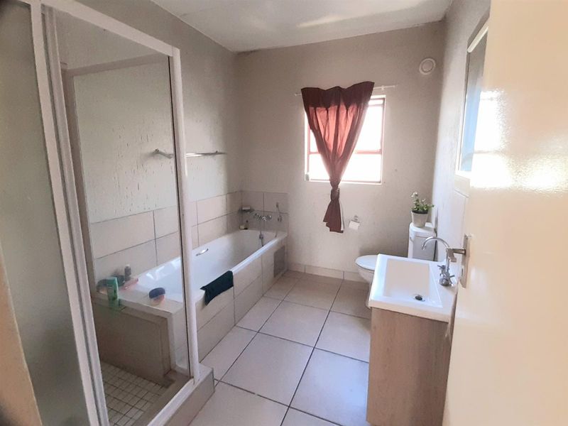 2 bed Apartment For Sale Douglasdale - Photo 8