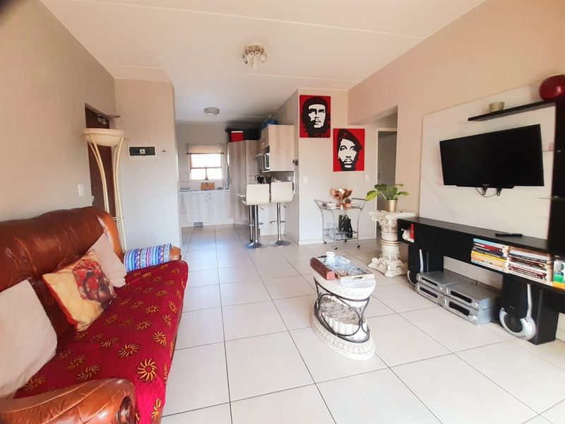 2 bed Apartment For Sale Douglasdale - Photo 4