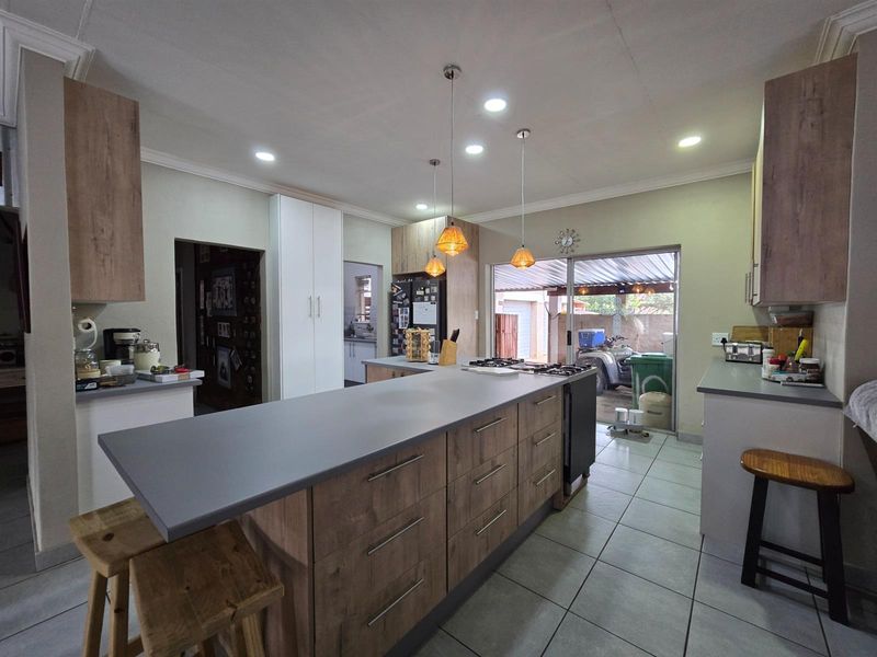 Entertain in Style, Live in Comfort - A Versatile Home Built for Modern Living - Photo 7