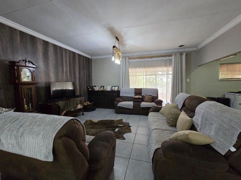 Entertain in Style, Live in Comfort - A Versatile Home Built for Modern Living - Photo 6