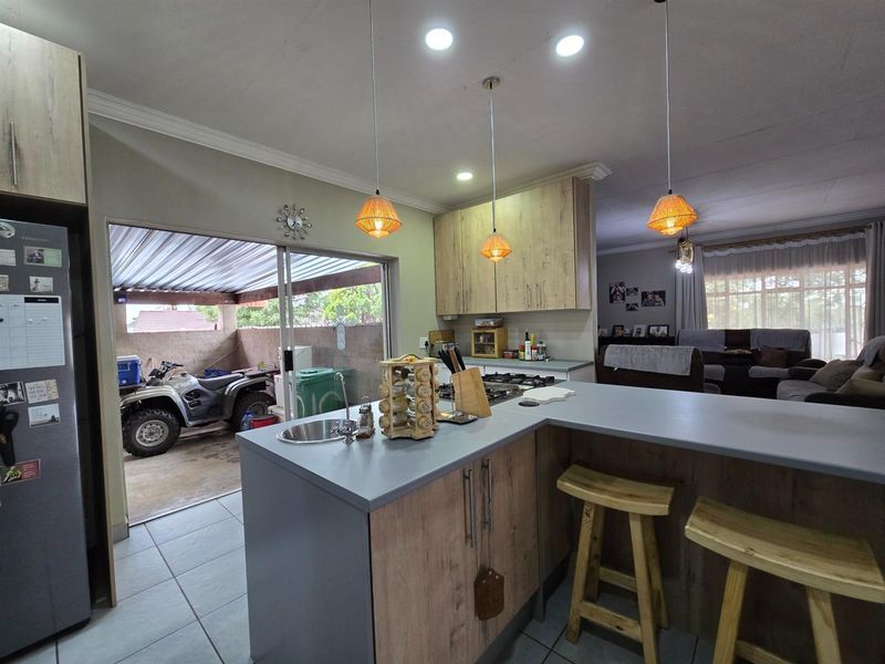 Entertain in Style, Live in Comfort - A Versatile Home Built for Modern Living - Photo 8