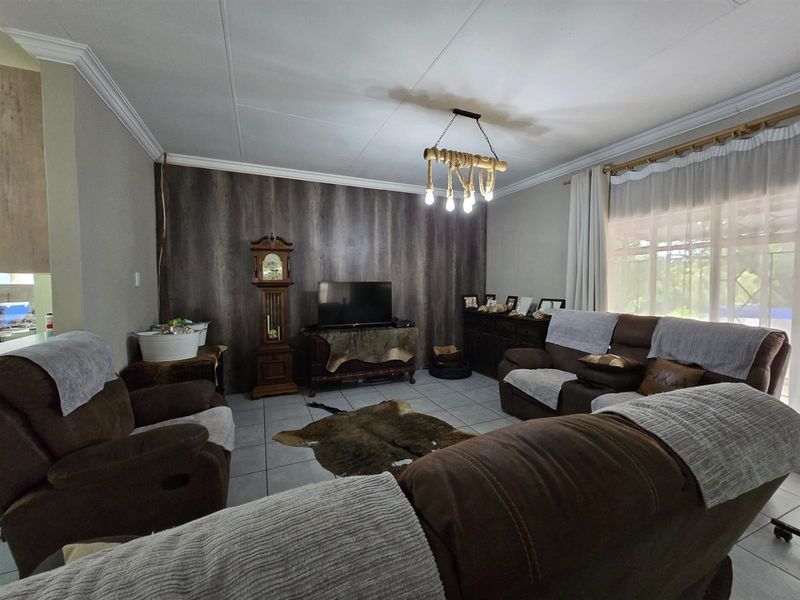 Entertain in Style, Live in Comfort - A Versatile Home Built for Modern Living - Photo 5