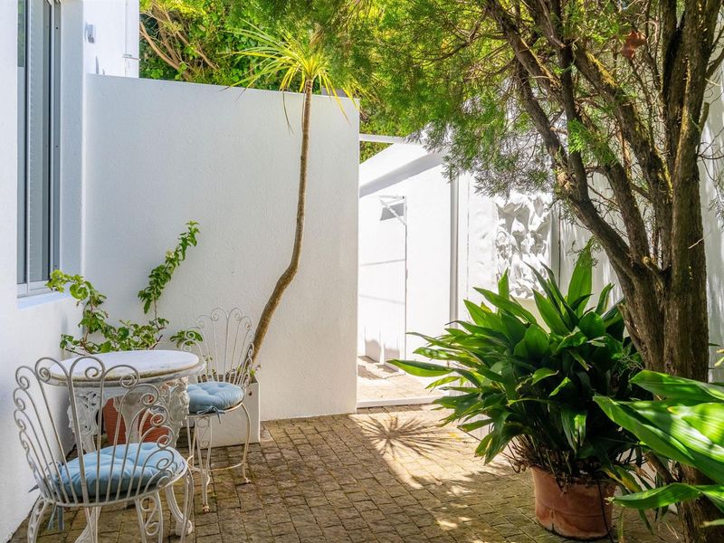 A serene coastal sanctuary perched in one of Camps Bay’s most exclusive elevated positions. - Photo 10