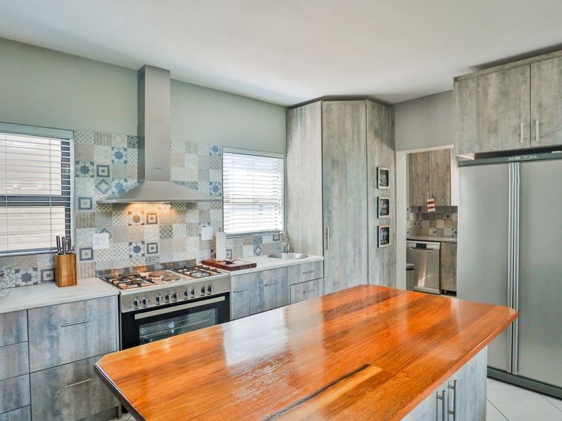 A Modern Masterpiece of Space, Style and Sophistication - Photo 8