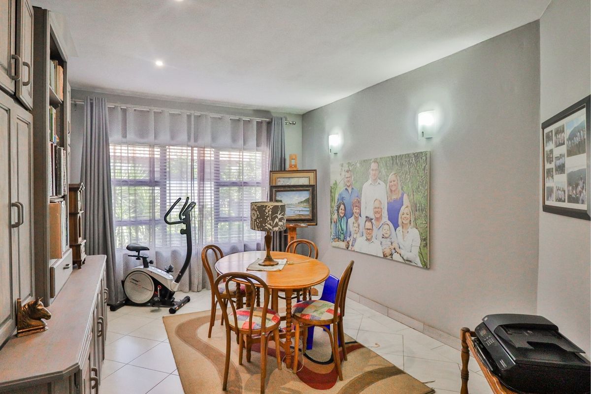 A Modern Masterpiece of Space, Style and Sophistication - Photo 4