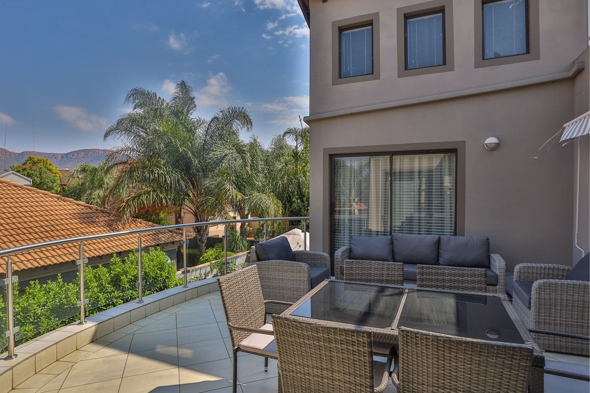 A Modern Masterpiece of Space, Style and Sophistication - Photo 2