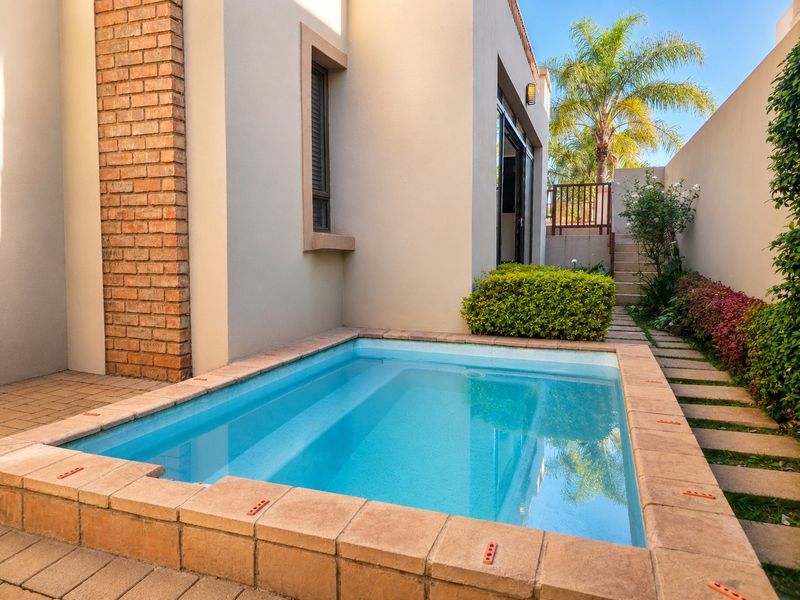 Stylish Two-Bedroom Townhouse with Exceptional Outdoor Living - Photo 2