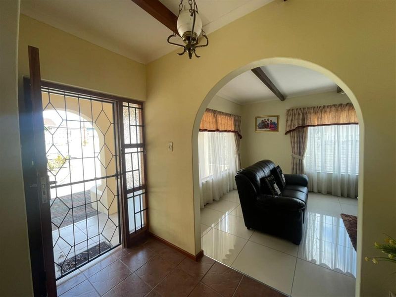 Well-Kept 3 Bedroom Family Home with Two Income-Generating Flats In Cambridge - Photo 4