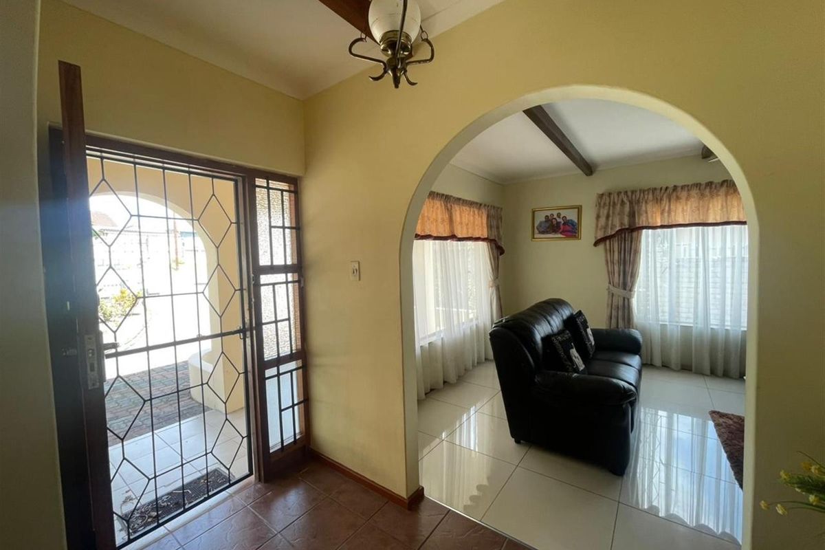 Well-Kept 3 Bedroom Family Home with Two Income-Generating Flats In Cambridge - Photo 4