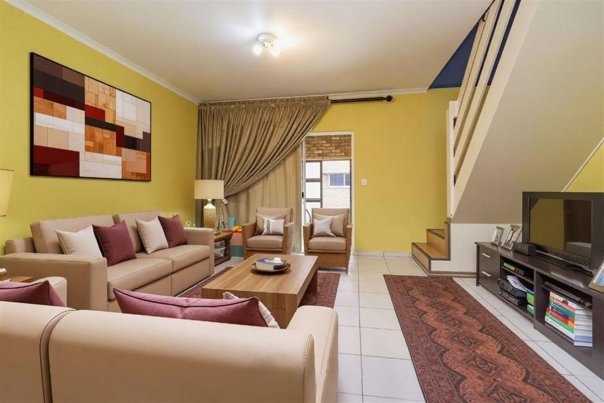 For Sale Spacious 152m2 Sectional Title | 3 Bed, 3 Bath | Double Garage - Photo 2