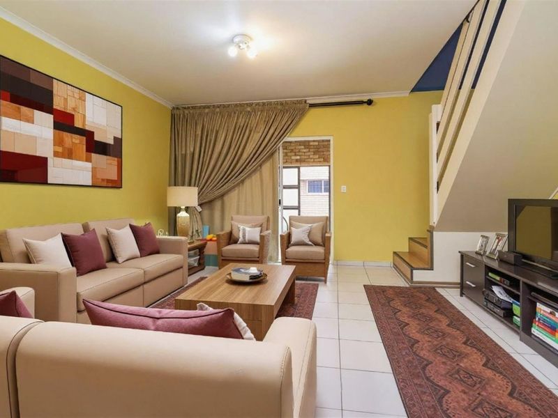 For Sale Spacious 152m2 Sectional Title | 3 Bed, 3 Bath | Double Garage - Photo 2