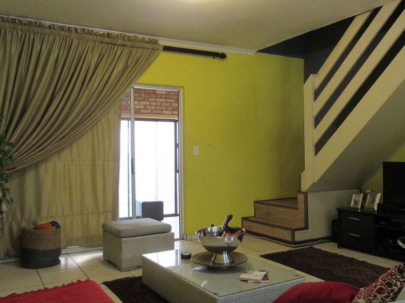 For Sale Spacious 152m2 Sectional Title | 3 Bed, 3 Bath | Double Garage - Photo 8