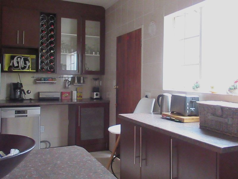 For Sale Spacious 152m2 Sectional Title | 3 Bed, 3 Bath | Double Garage - Photo 4