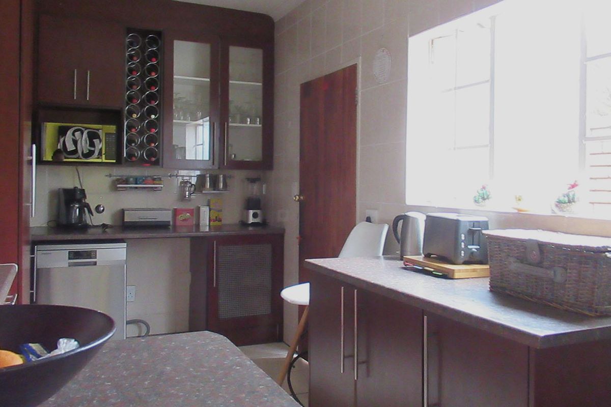 For Sale Spacious 152m2 Sectional Title | 3 Bed, 3 Bath | Double Garage - Photo 4