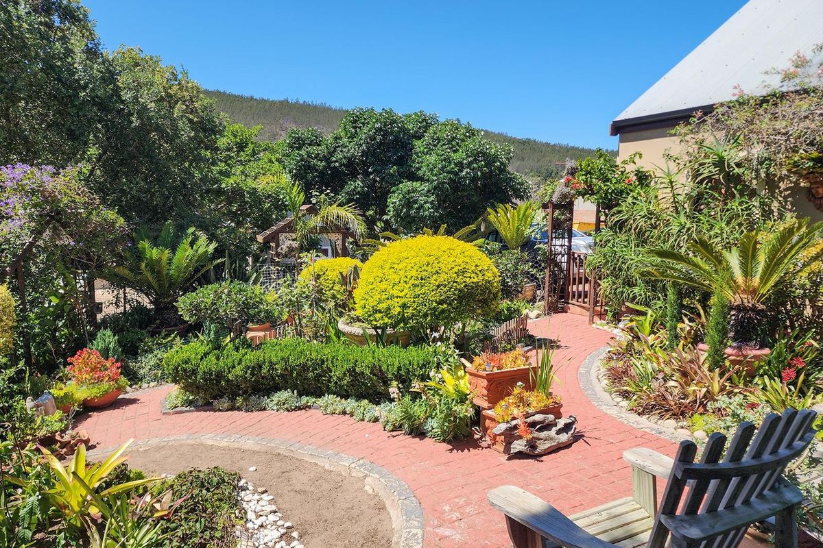 UNIQUE GREEN PASTURES HOME - Photo 2