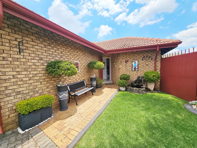 Immaculate Full Title Townhouse in a well situated and popular complex. Extra low levies!! - Photo 8