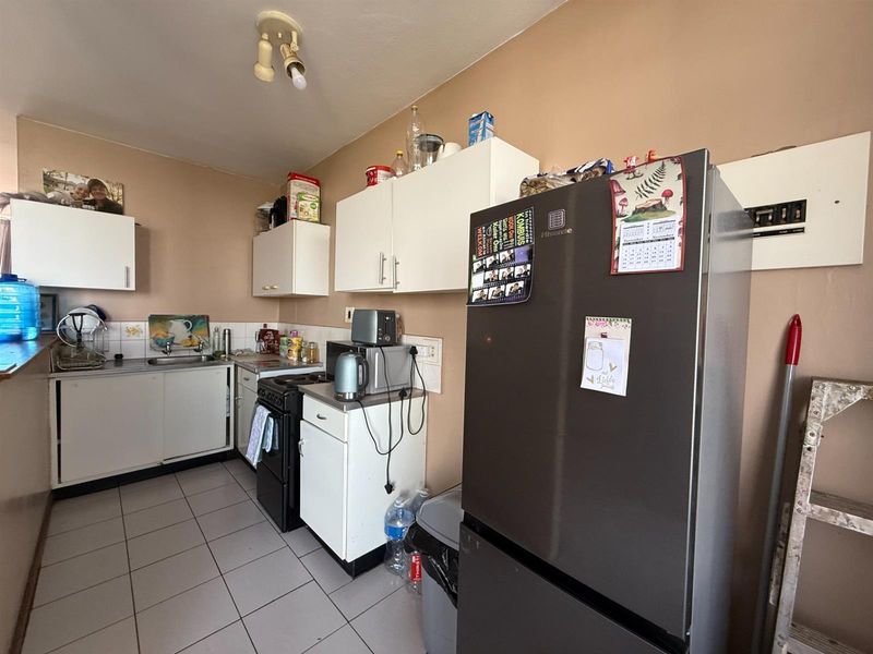 SPACIOUS 1 BEDROOM FLAT For Sale in La Montagne, Pretoria - Photo 10
