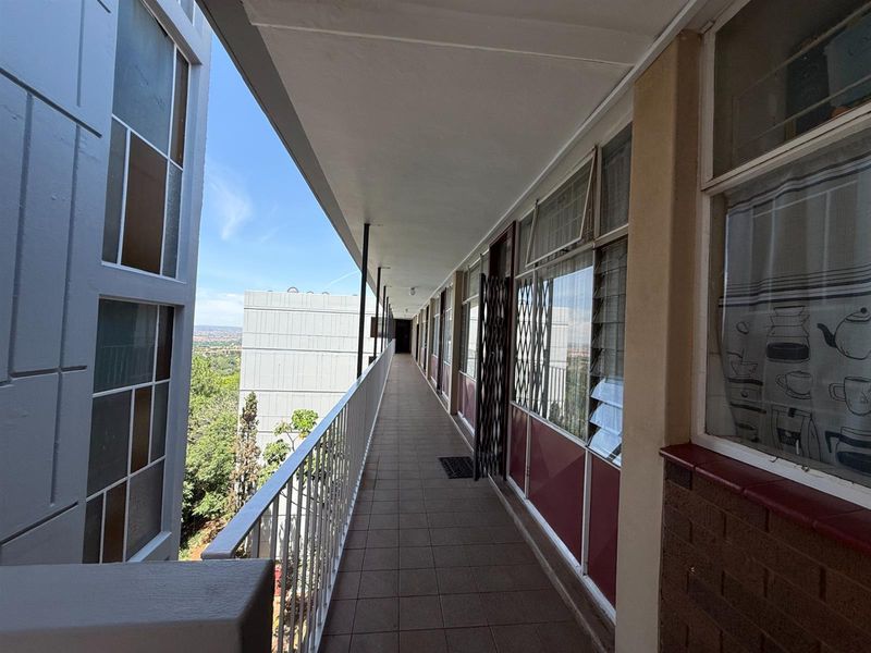 SPACIOUS 1 BEDROOM FLAT For Sale in La Montagne, Pretoria - Photo 8