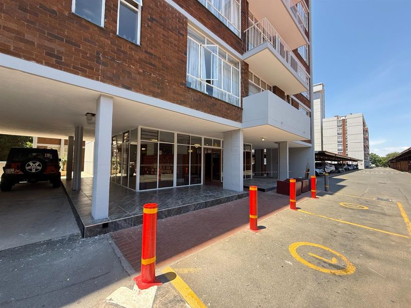 SPACIOUS 1 BEDROOM FLAT For Sale in La Montagne, Pretoria - Photo 3