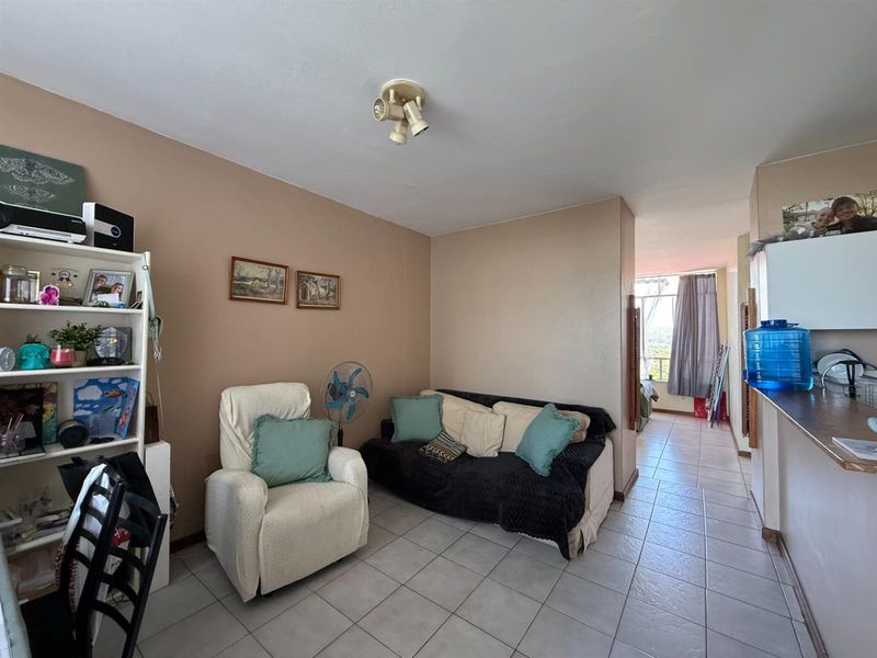 SPACIOUS 1 BEDROOM FLAT For Sale in La Montagne, Pretoria - Photo 9