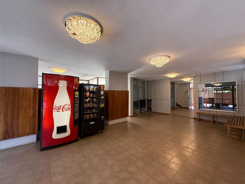 SPACIOUS 1 BEDROOM FLAT For Sale in La Montagne, Pretoria - Photo 6