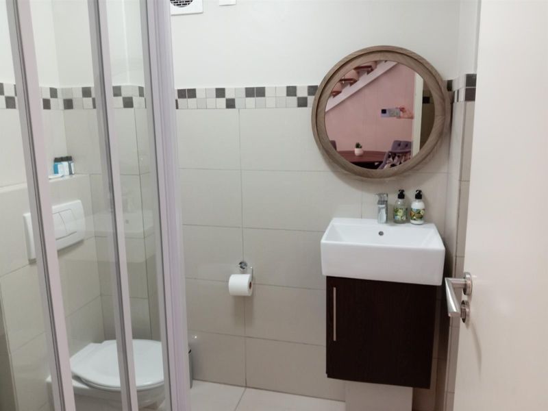 Stunning fully furnished apartment to rent with cleaning services fortnightly included in rental. - Photo 10