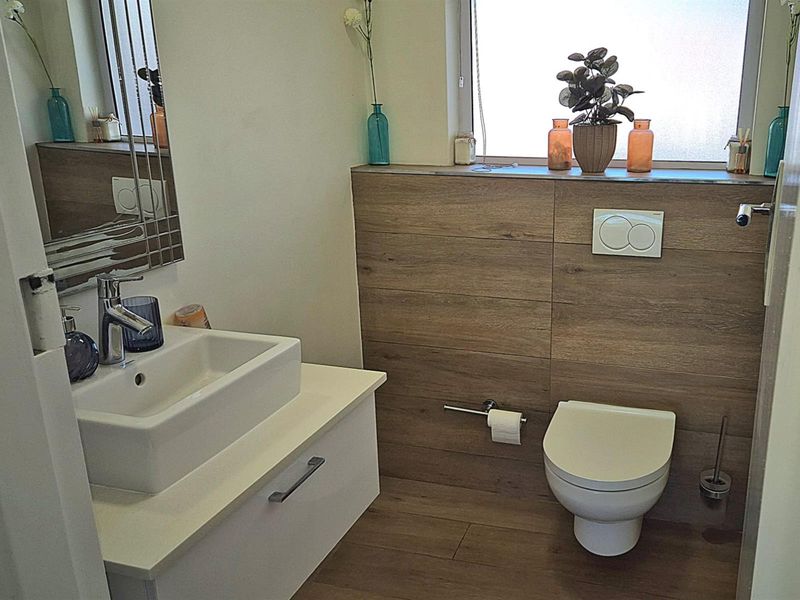 Modern Renovated 2-Bedroom Apartment with Sea Views | Ideal Short or Long-Term Rental Investment - Photo 9