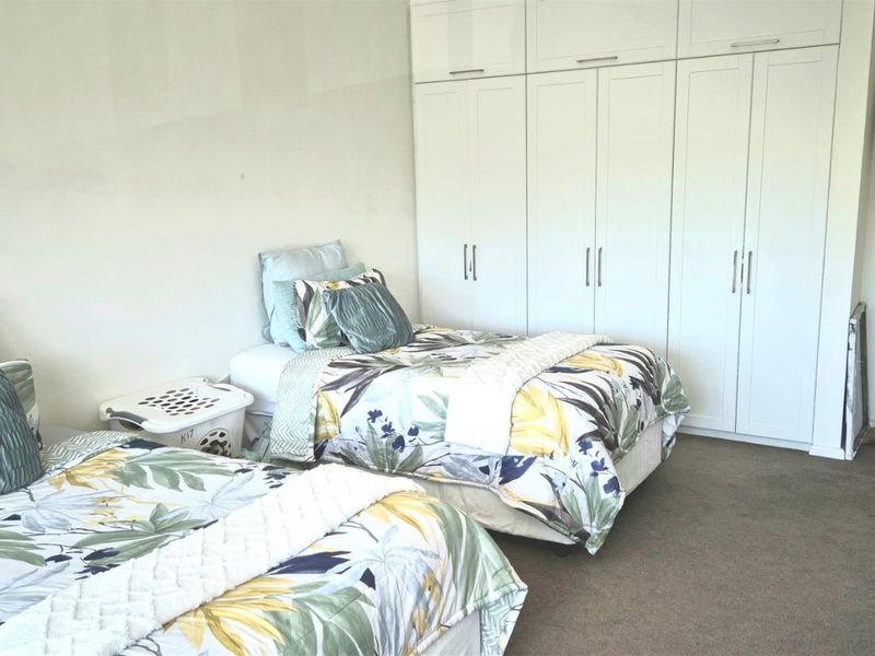 Modern Renovated 2-Bedroom Apartment with Sea Views | Ideal Short or Long-Term Rental Investment - Photo 7