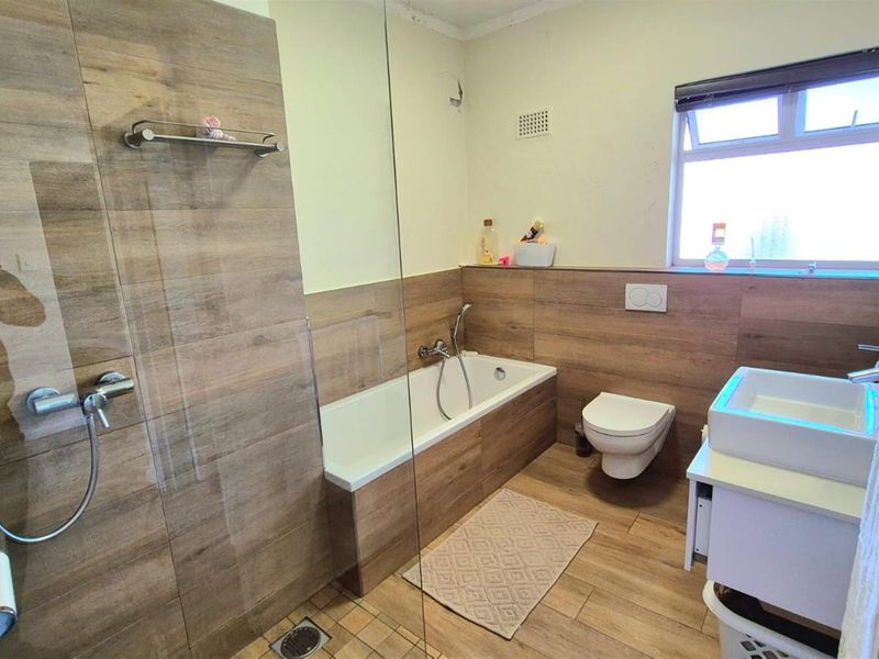 Modern Renovated 2-Bedroom Apartment with Sea Views | Ideal Short or Long-Term Rental Investment - Photo 6