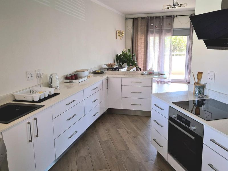 Modern Renovated 2-Bedroom Apartment with Sea Views | Ideal Short or Long-Term Rental Investment - Photo 3