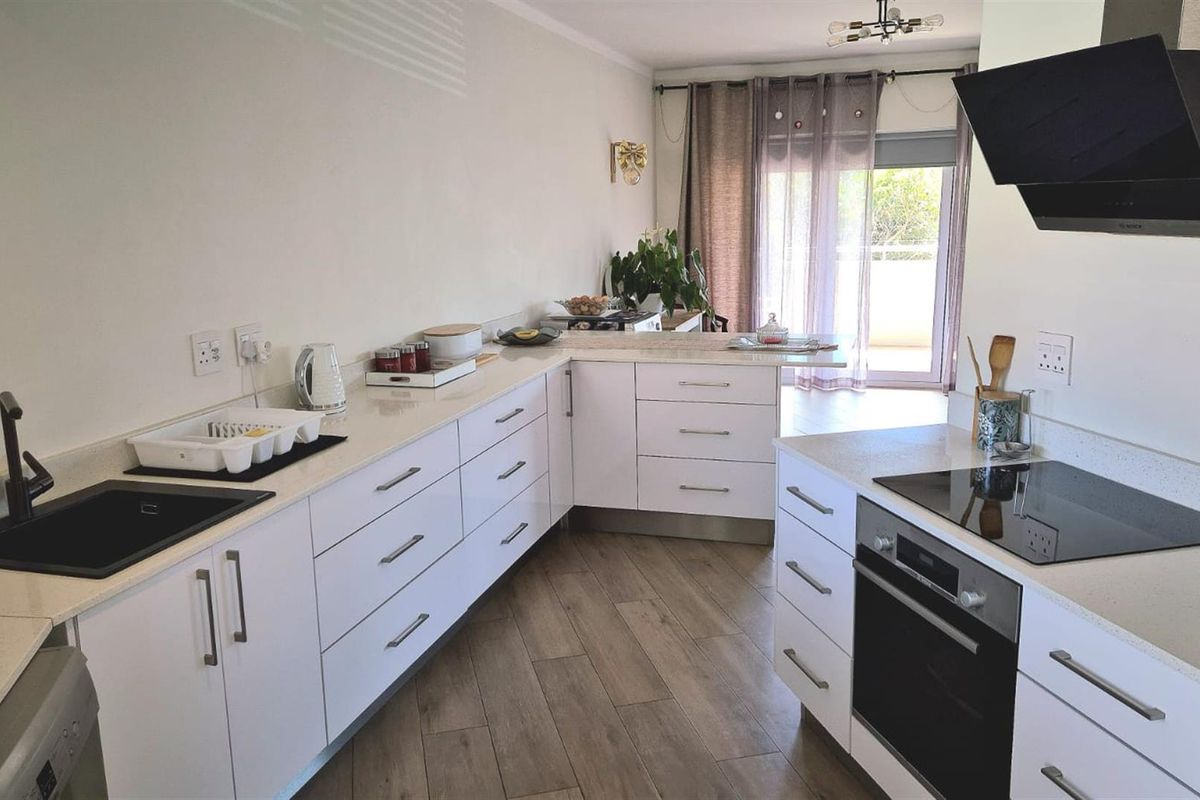 Modern Renovated 2-Bedroom Apartment with Sea Views | Ideal Short or Long-Term Rental Investment - Photo 3