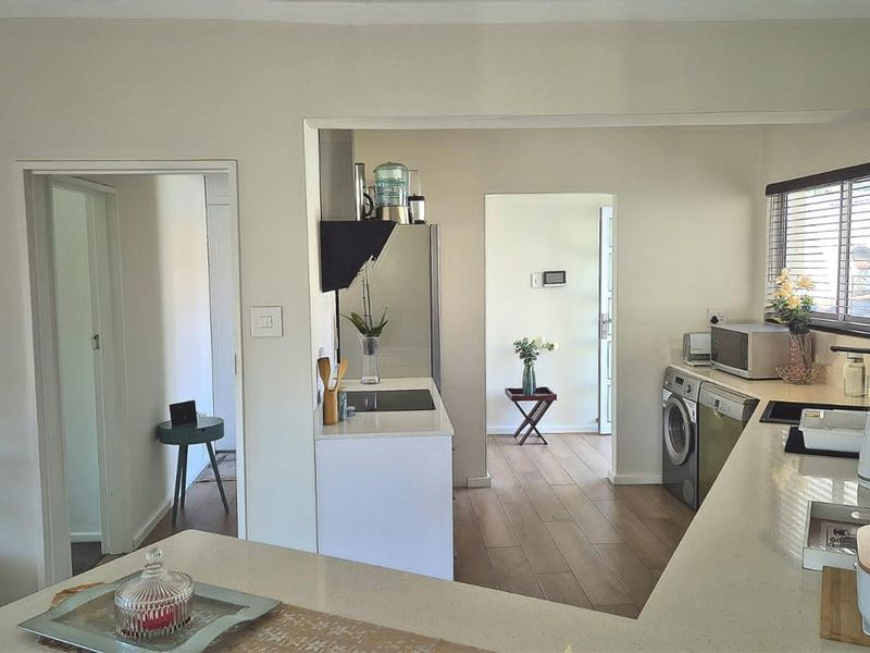 Modern Renovated 2-Bedroom Apartment with Sea Views | Ideal Short or Long-Term Rental Investment - Photo 2