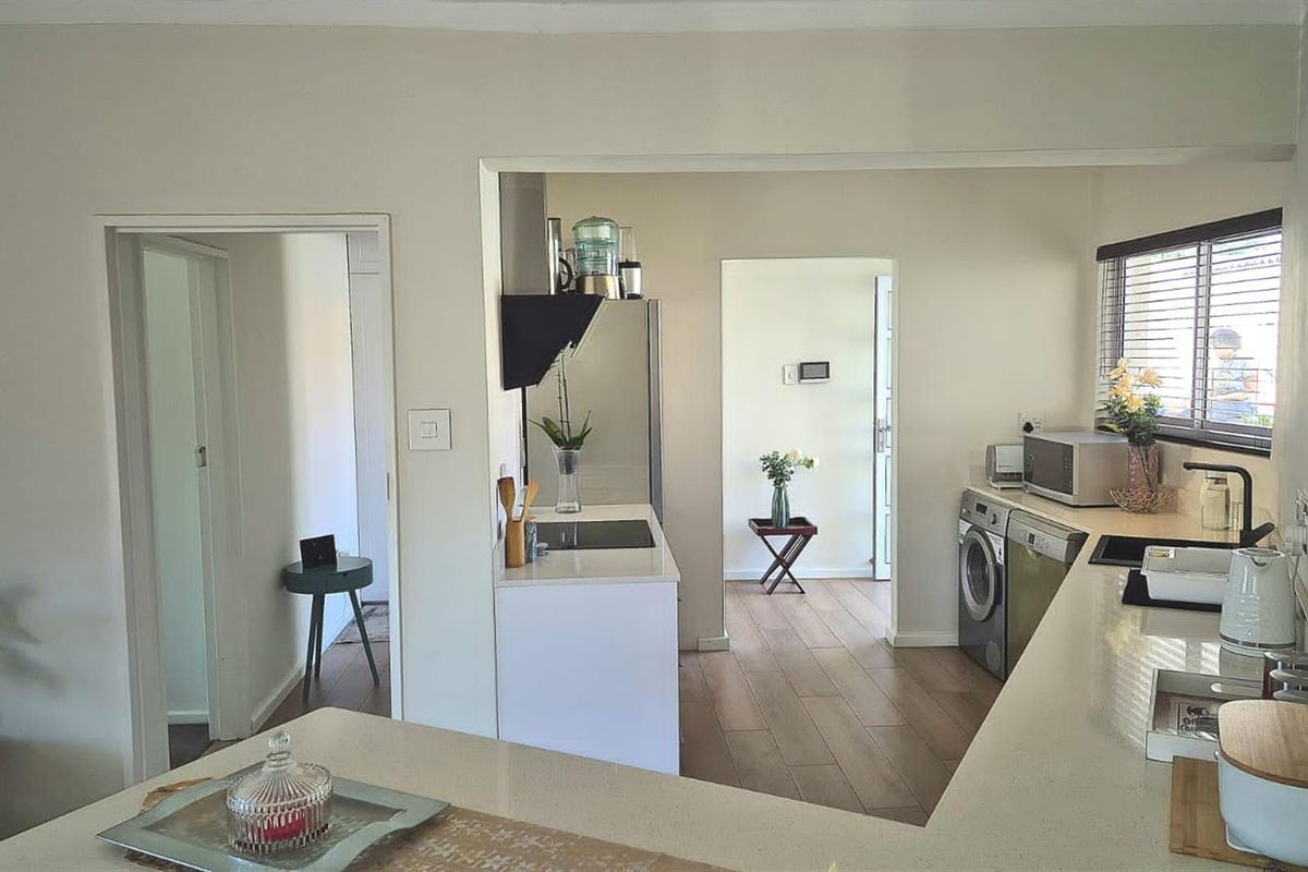 Modern Renovated 2-Bedroom Apartment with Sea Views | Ideal Short or Long-Term Rental Investment - Photo 2