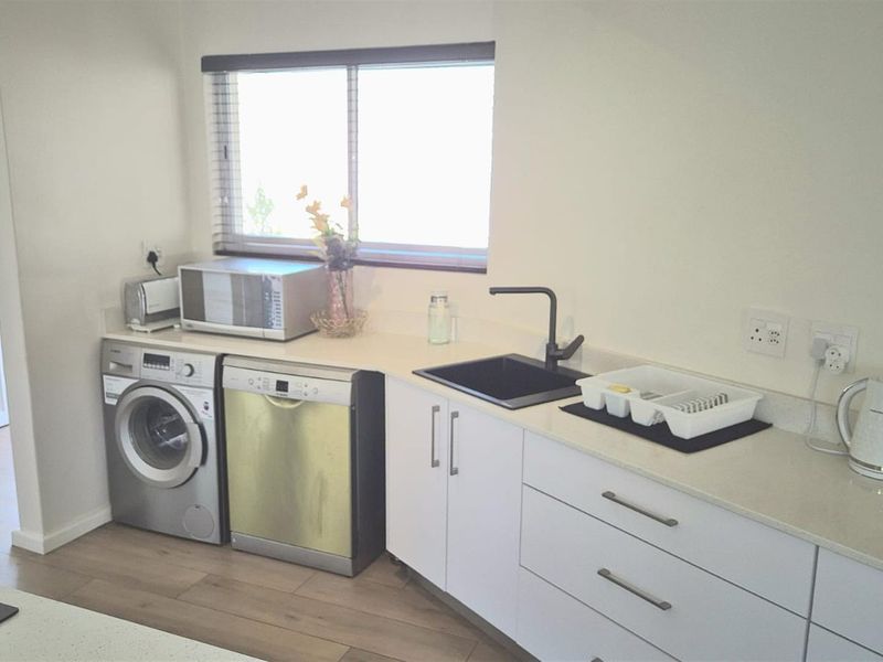 Modern Renovated 2-Bedroom Apartment with Sea Views | Ideal Short or Long-Term Rental Investment - Photo 4