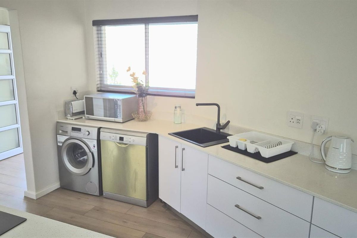 Modern Renovated 2-Bedroom Apartment with Sea Views | Ideal Short or Long-Term Rental Investment - Photo 4