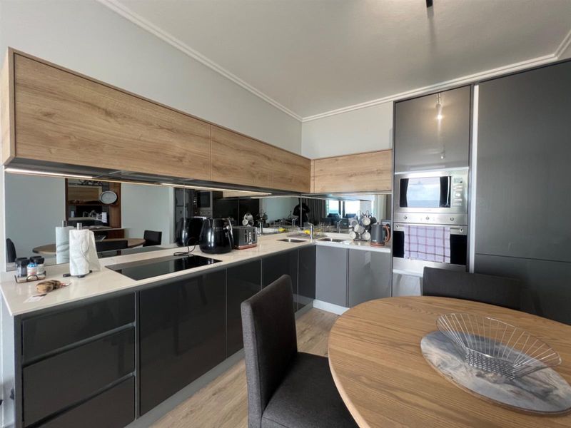 Deluxe  2-Bedroom Furnished Apartment at Ellipse Waterfall. - Photo 5