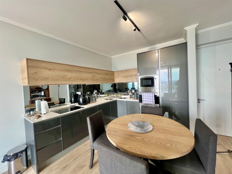 Deluxe  2-Bedroom Furnished Apartment at Ellipse Waterfall. - Photo 4