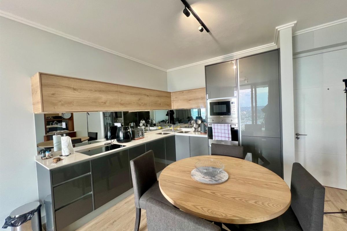 Deluxe  2-Bedroom Furnished Apartment at Ellipse Waterfall. - Photo 4