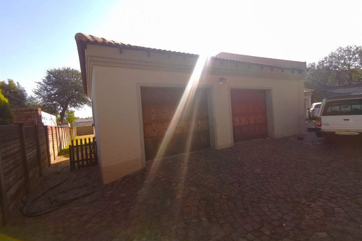 A villa where comfort and elegance meet the eye 5 bedroom, 3 bathroom, double garage for sale - Photo 5